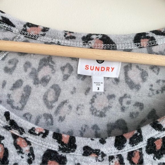SUNDRY Gray Champagne Crop Pullover Leopard Animal Print Graphic Top - Picture 4 of 12